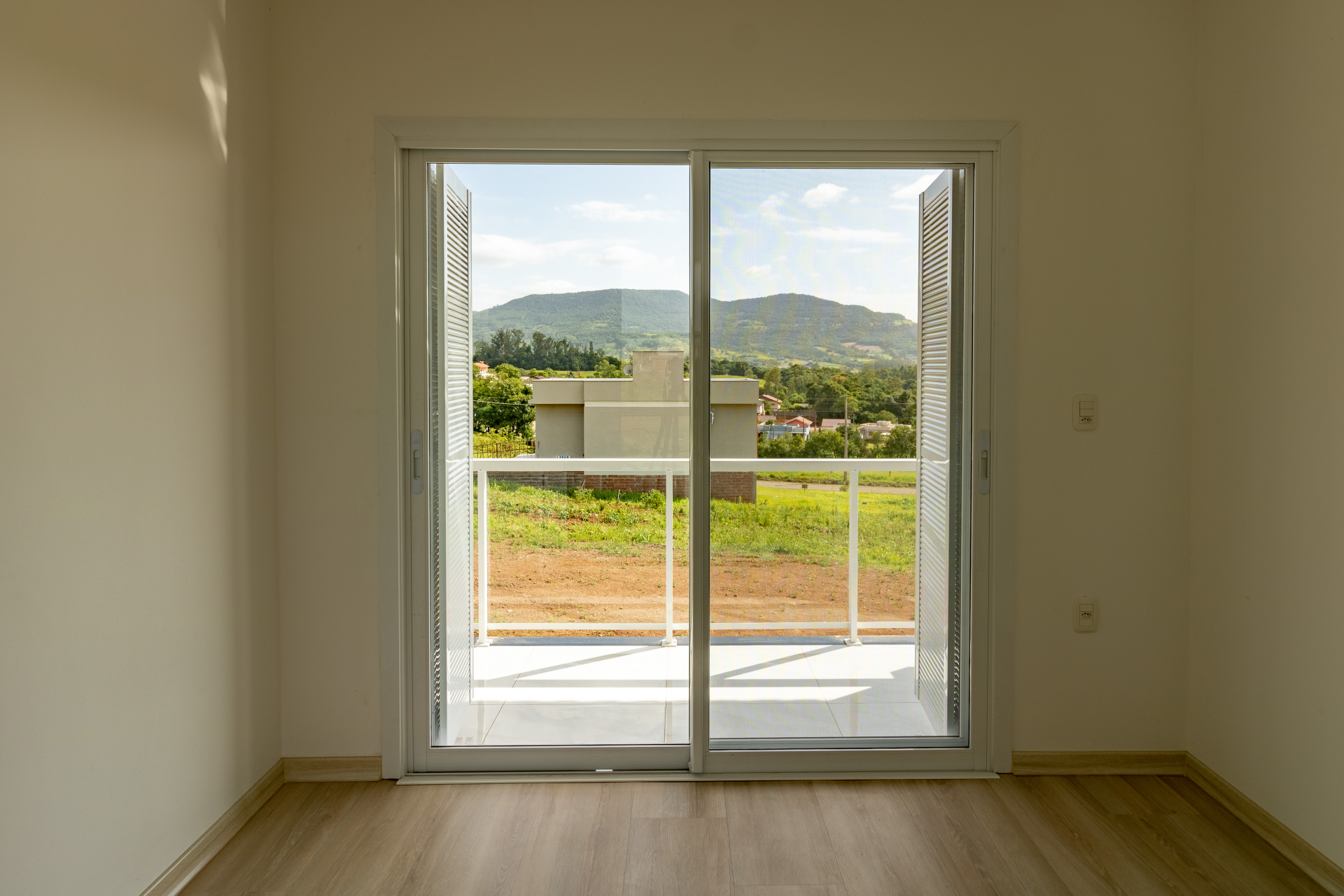 25 ideias de ABERTURAS EM ALUMÍNIO  porta de aluminio branco, portas de  madeira com vidro, janela de banheiro