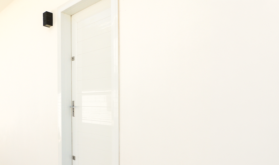 Fotografia ilustrativa de uma porta lateral